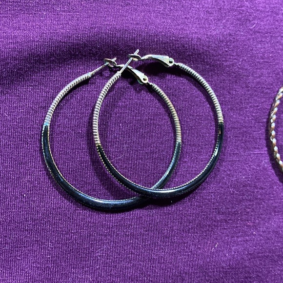 Set of 8 earrings/ hoops - Picture 2 of 4